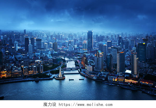 蓝色背景日落时中国上海的城市建筑风景图
